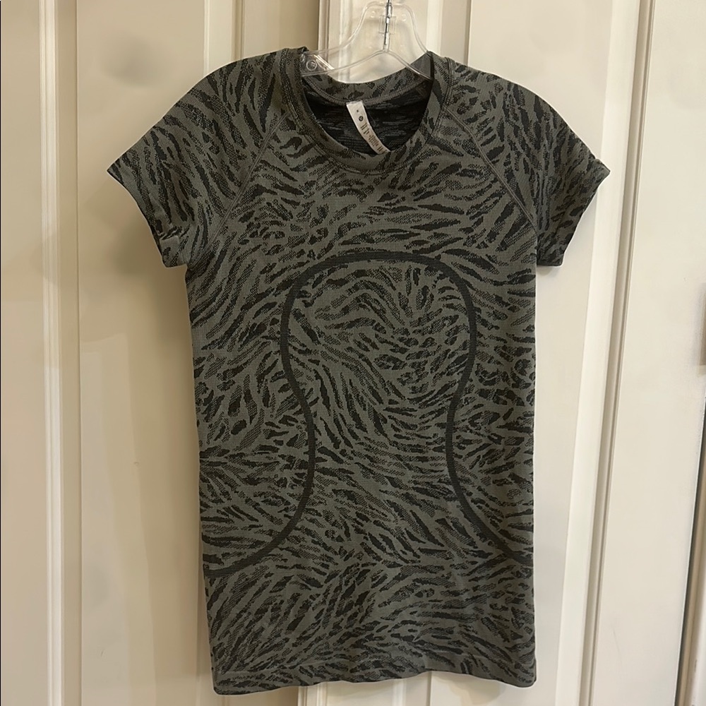 Lululemon Athletica Black and Gray Patterned Top size 8